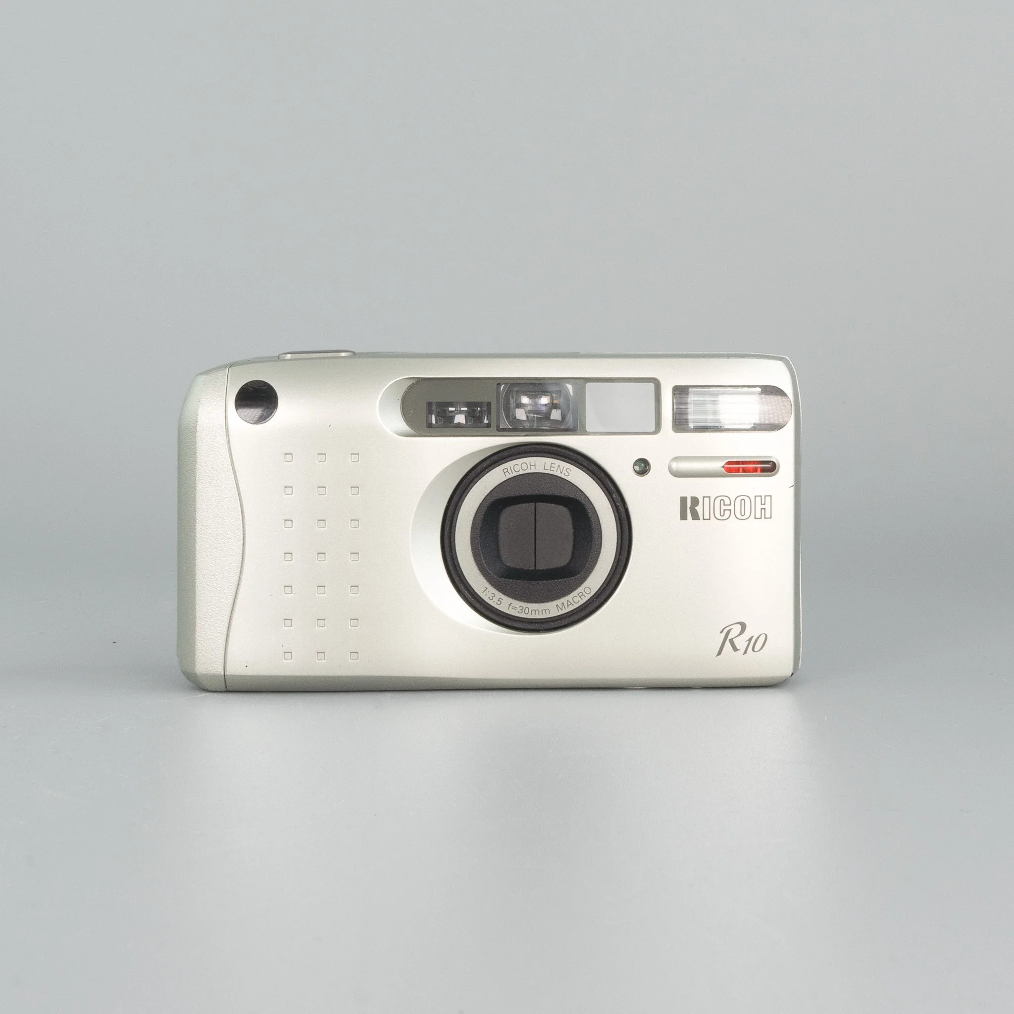 RICOH R10 コンパクトカメラ Ricoh R10 10.0 MP Wide Angle 7.1x Compact digital Camera - Brown